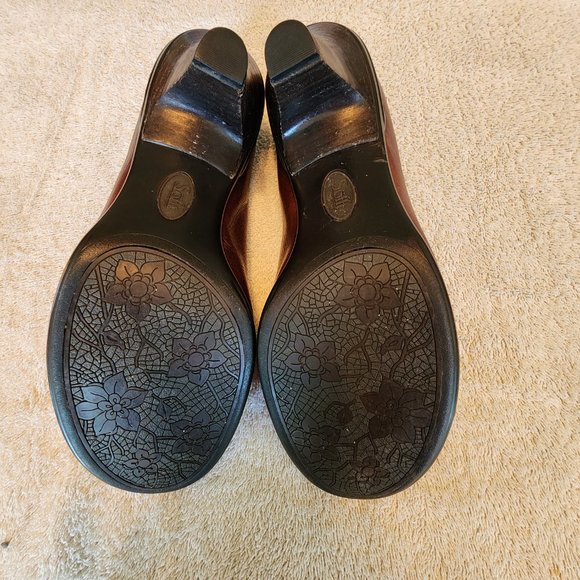 Sofft Rounded Toe Leather Pumps - Picture 5 of 6